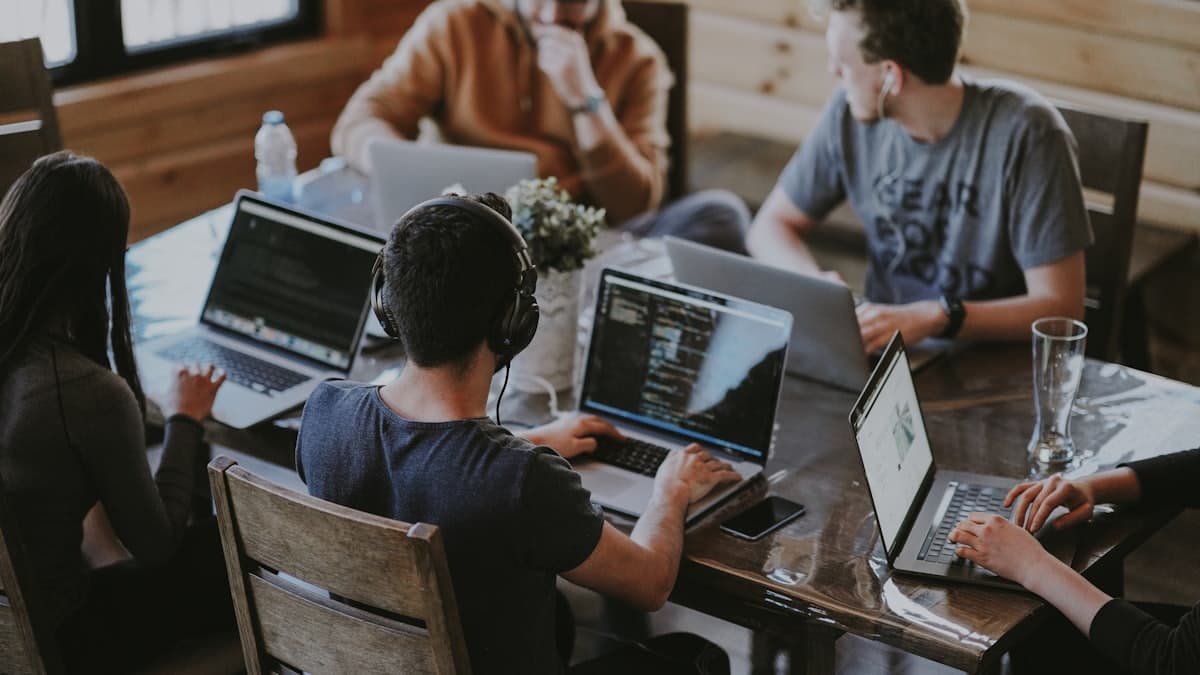 What is a hybrid team? How to lead distributed projects